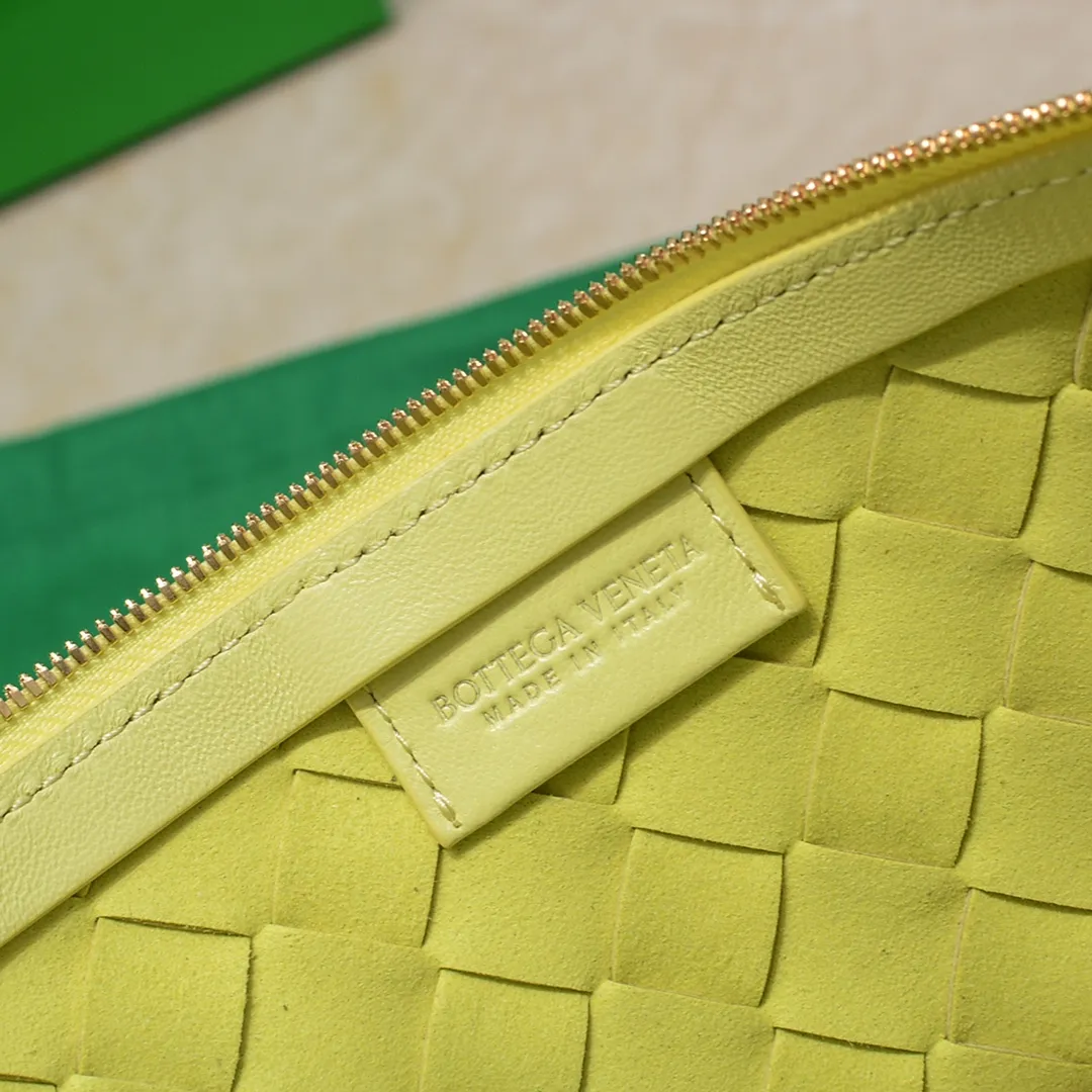 Batch 1260 BV has released a new product. TURN # Recommended new popular style is still the classic woven logo that we can recognize at a glance. It is really a unique style that is familiar and unfamiliar! Made of sheepskin woven with beautiful gold beads on the shoulder straps for free adjustment. When in use, you can switch between the shoulder and handle bag at will. It has a concave and convex shape anytime and anywhere. It is a practical king with a unique personality. With the right color combination, it can be sweet or salty. It is full of style. Summer catwalk style is beautiful. Pull it out quickly. Size: 40*3*24, model: 6699-3#